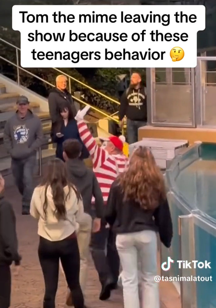 People Blaming Gen-Z&rsquo;s &ldquo;Lack Of Discipline&rdquo; For Controversial Incident With SeaWorld Mime