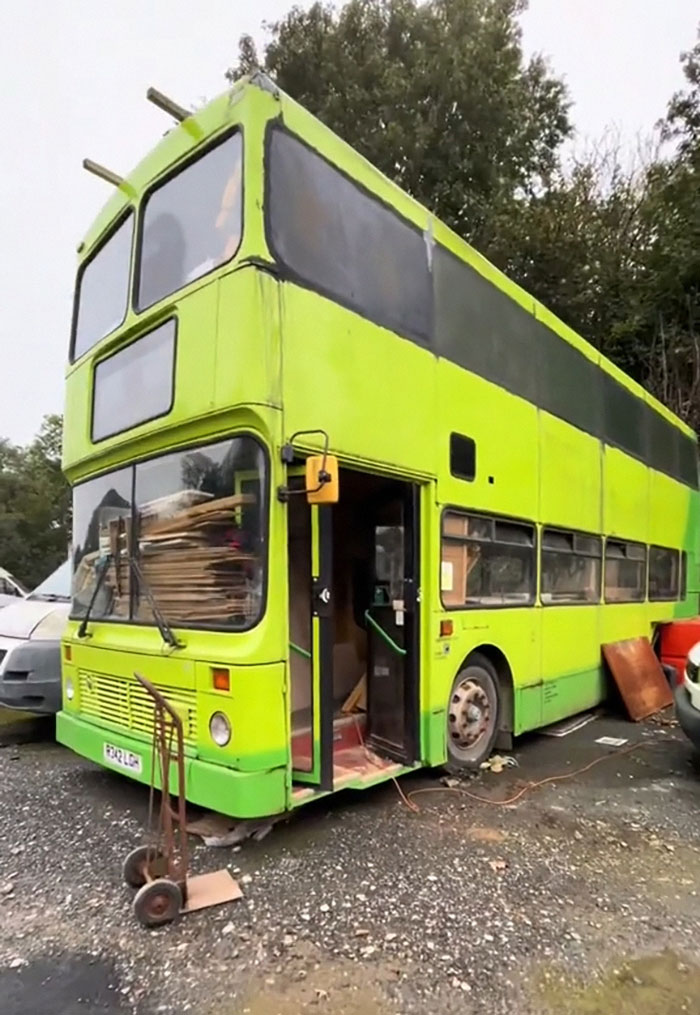 Single Mom Can&rsquo;t Afford A House, So She Converts A Double-Decker Bus Into A Tiny Home