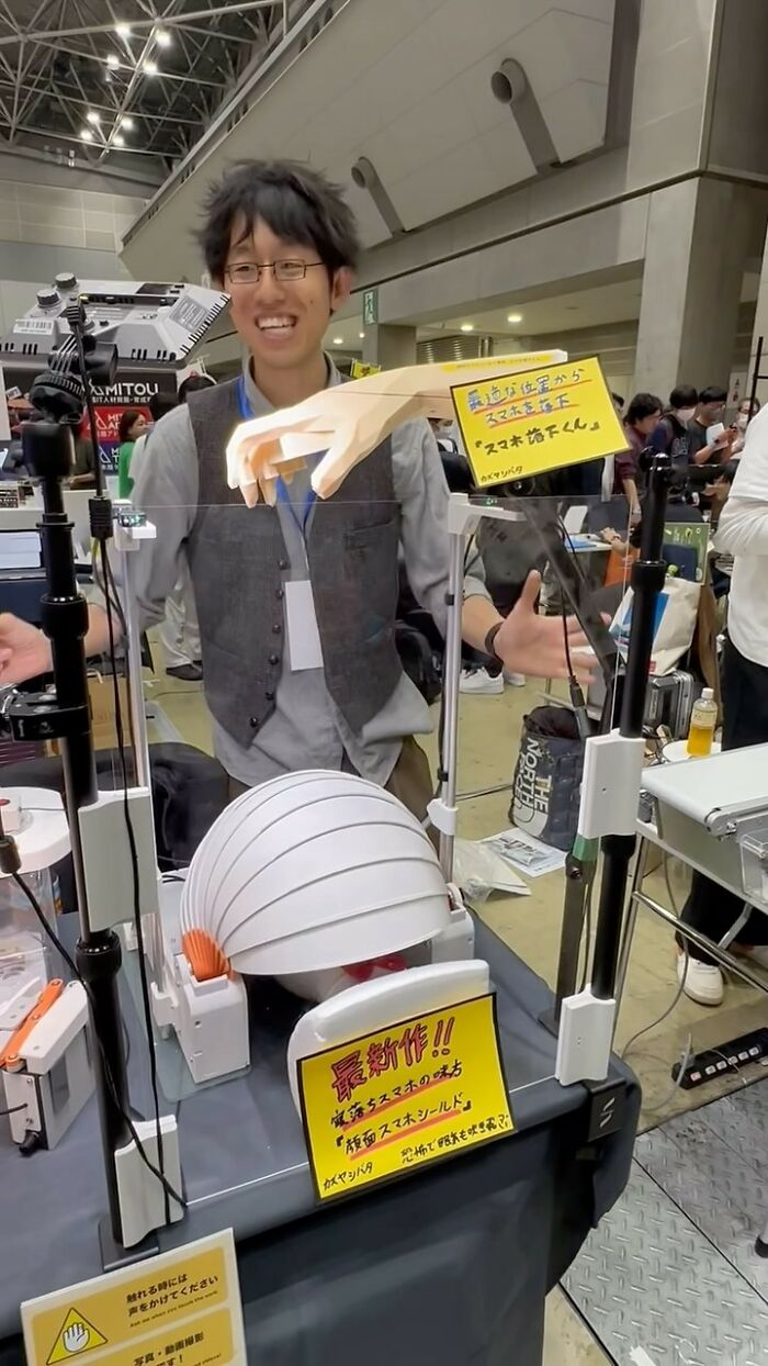 Here’s A Unique Gadget Created By This Guy to Protect Heads While Using Phones in Bed Here’s A Unique Gadget Created By This Guy to Protect Heads While Using Phones in Bed