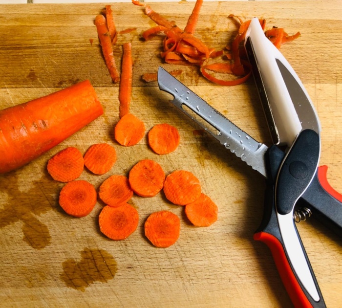 No More Messy Chopping Boards: Meet The Vegetable Slicer That Doubles As Scissors And Knife