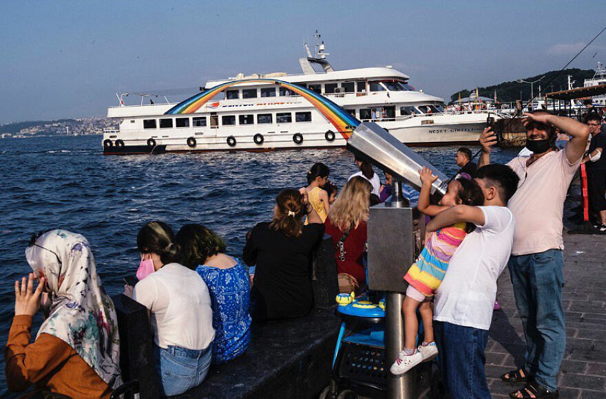 Photographer Serkan Tekin Captures Incredible Coincidences Of Everyday Life On The Streets