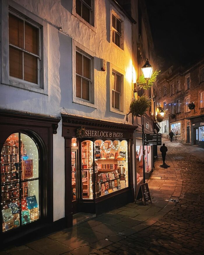 Bookstore Was Making $12 Before Owner Asked The Internet For Help, Was Revived For A New Life