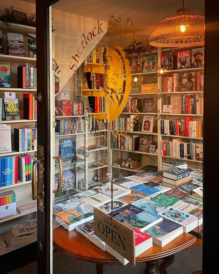 Bookstore Was Making $12 Before Owner Asked The Internet For Help, Was Revived For A New Life