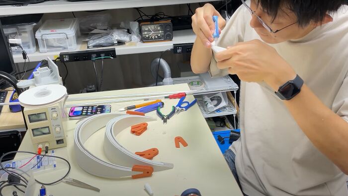 Here’s A Unique Gadget Created By This Guy to Protect Heads While Using Phones in Bed Here’s A Unique Gadget Created By This Guy to Protect Heads While Using Phones in Bed