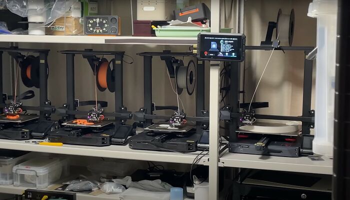 Here’s A Unique Gadget Created By This Guy to Protect Heads While Using Phones in Bed Here’s A Unique Gadget Created By This Guy to Protect Heads While Using Phones in Bed