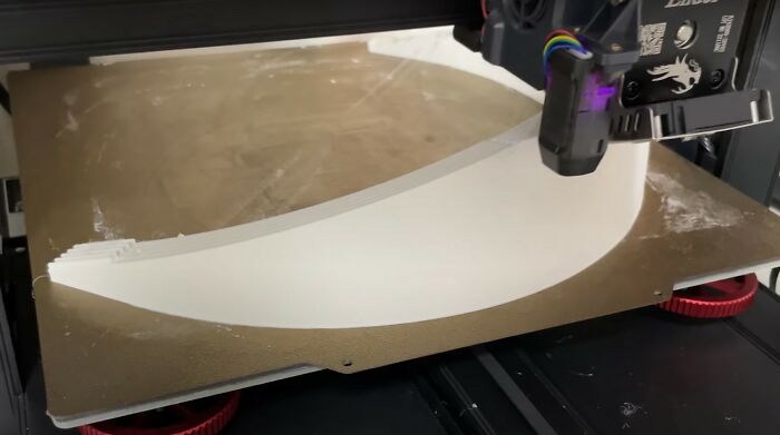 Here’s A Unique Gadget Created By This Guy to Protect Heads While Using Phones in Bed Here’s A Unique Gadget Created By This Guy to Protect Heads While Using Phones in Bed