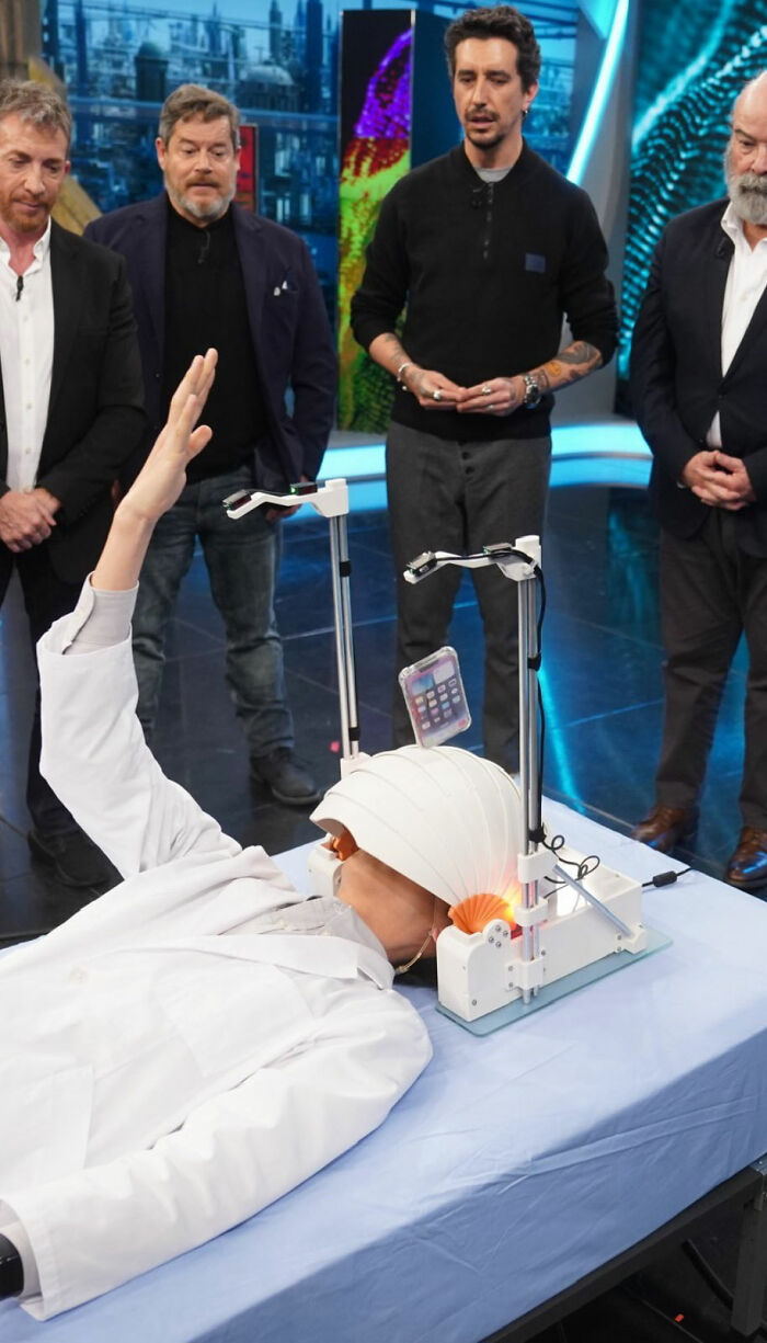 Here’s A Unique Gadget Created By This Guy to Protect Heads While Using Phones in Bed Here’s A Unique Gadget Created By This Guy to Protect Heads While Using Phones in Bed