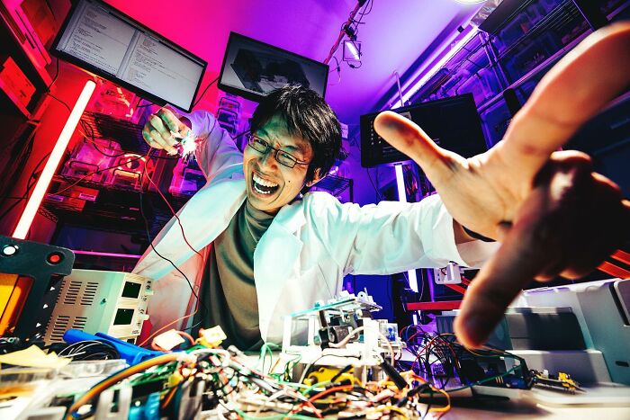 Here’s A Unique Gadget Created By This Guy to Protect Heads While Using Phones in Bed Here’s A Unique Gadget Created By This Guy to Protect Heads While Using Phones in Bed