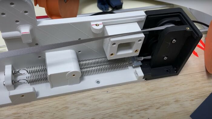 Here’s A Unique Gadget Created By This Guy to Protect Heads While Using Phones in Bed Here’s A Unique Gadget Created By This Guy to Protect Heads While Using Phones in Bed