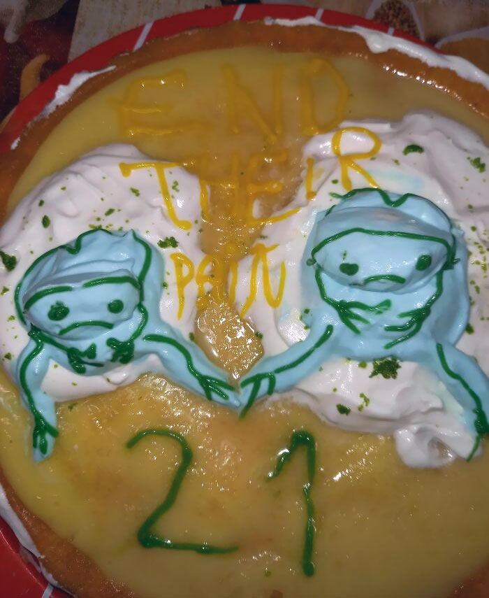 Tried Making A Frog Cake For My Boyfriend, I Think He's Going To Leave Me