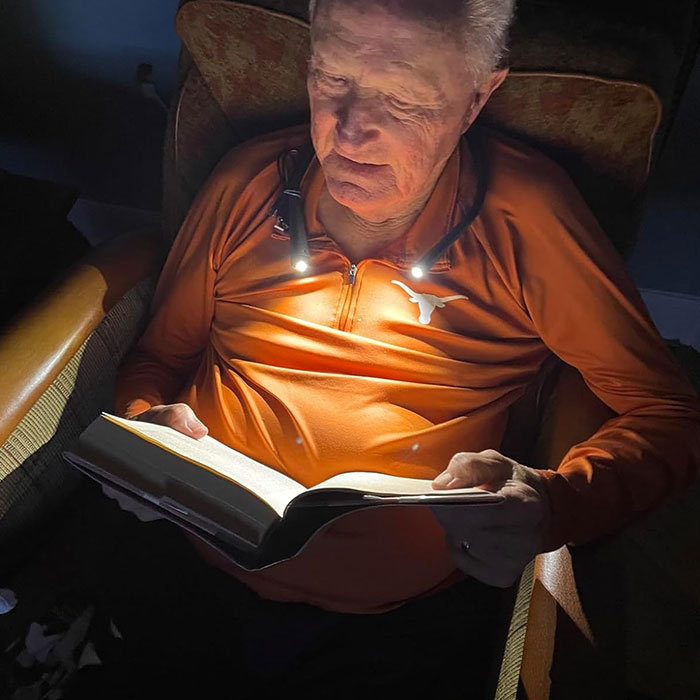 Light Up Your Pages With The Glocusent Neck Light: A Beacon Of Cozy Reads!