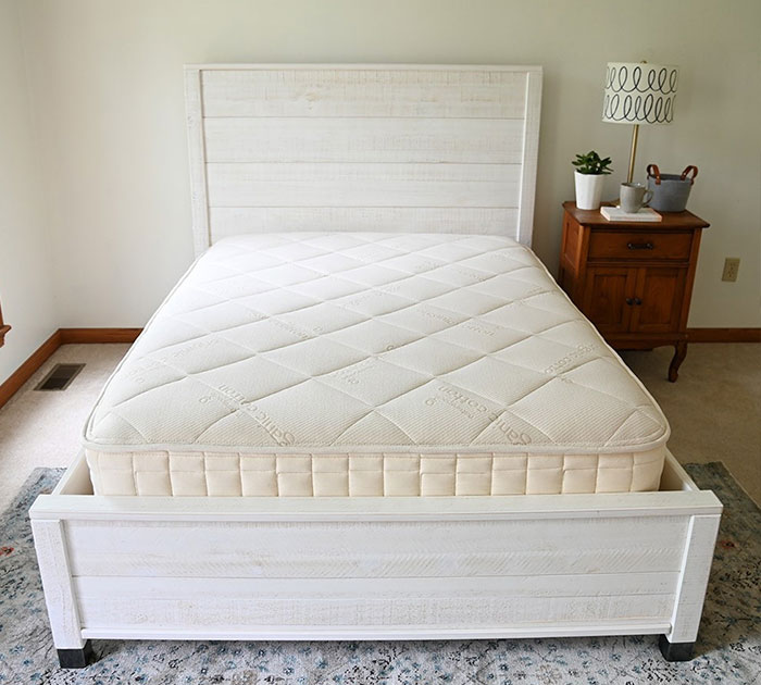 Nap Naturally: Serenade's Organic Hybrid Mattress, Where Dreams Bloom!