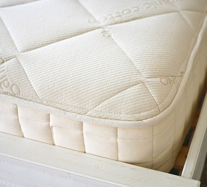 Nap Naturally: Serenade's Organic Hybrid Mattress, Where Dreams Bloom!