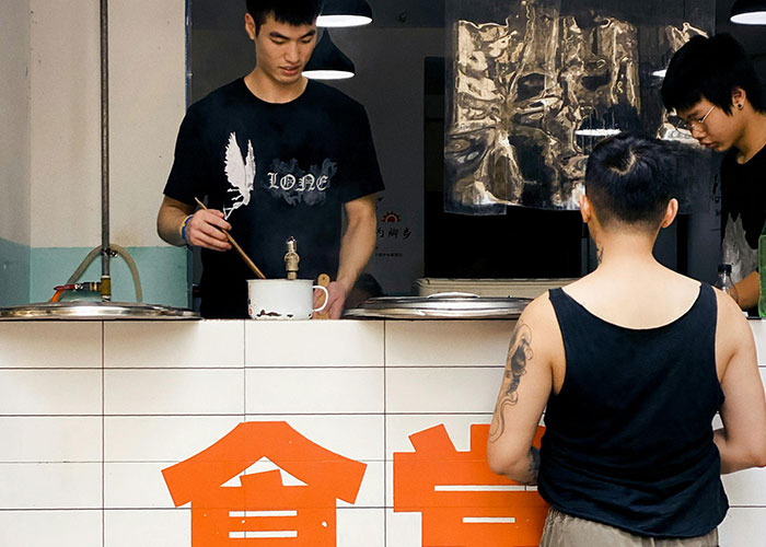 Woman With Main Character Syndrome Freaks Out After Stranger Orders The Same Meal