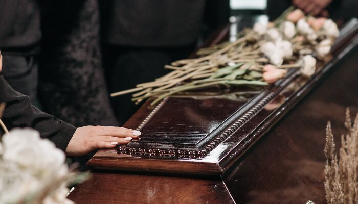 “Dead” Woman Wakes Up Moments Before Her Own Cremation