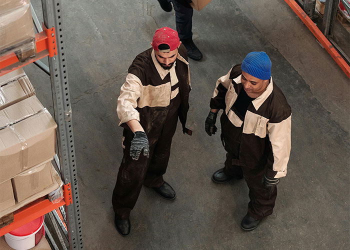 Woman Is Mad Brother Earns $10/h More Than She Does, Wants Parents To Make Up For It Woman Is Mad Brother Earns $10/h More Than She Does, Wants Parents To Make Up For It