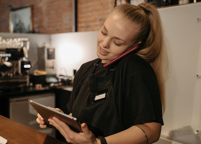 Woman Is Mad Brother Earns $10/h More Than She Does, Wants Parents To Make Up For It Woman Is Mad Brother Earns $10/h More Than She Does, Wants Parents To Make Up For It