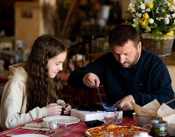 Mean Couple Makes A Waitress Cry, This Dad Makes His Daughter Cry From Laughter With His Revenge