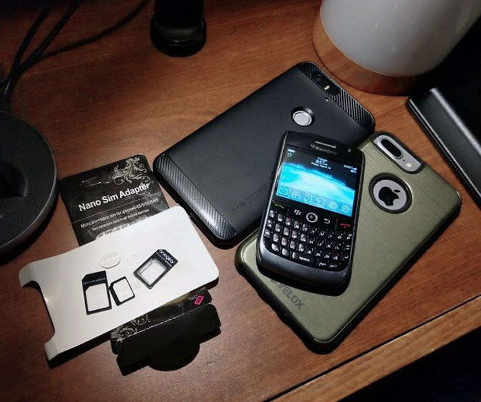 Cuando mis hijos se portan mal, quito la tarjeta sim de sus smartphones y se la pongo a un móvil viejo. Siguen teniendo teléfono pero casi nada de redes sociales