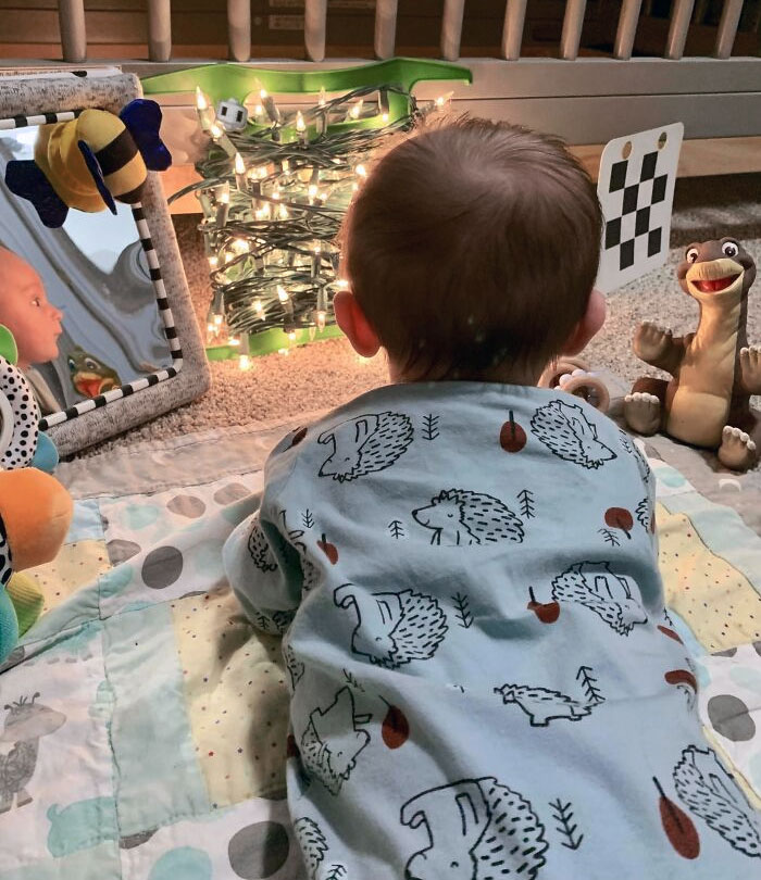 Tummy Time Hack! Christmas Lights. You Don’t Even Have To Unravel Them! My Baby Screamed During Every Tummy Time, And My Friend Suggested This. It Works