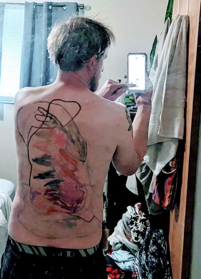 Jugando a los tatuadores. Conseguí que me dejaran estar tumbado 10 minutos