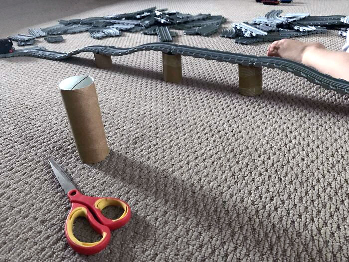 Corta los rollos vacíos de papel higiénico y usalos como pilares para puentes y demás en los juguetes