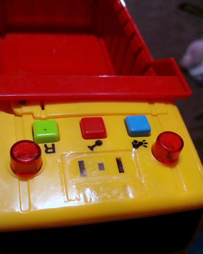 Si tienen un juguete que hace ruido, pon cinta adhesiva sobre el altavoz para reducirlo. Si es transparente, ni se darán cuenta de que está ahí