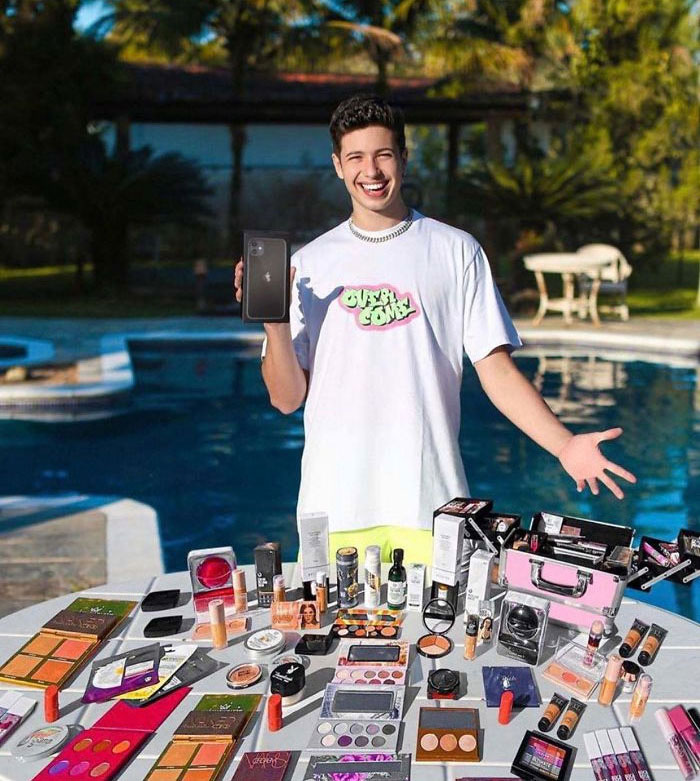 He Forgot To Photoshop The iPhone Box’s Shadow