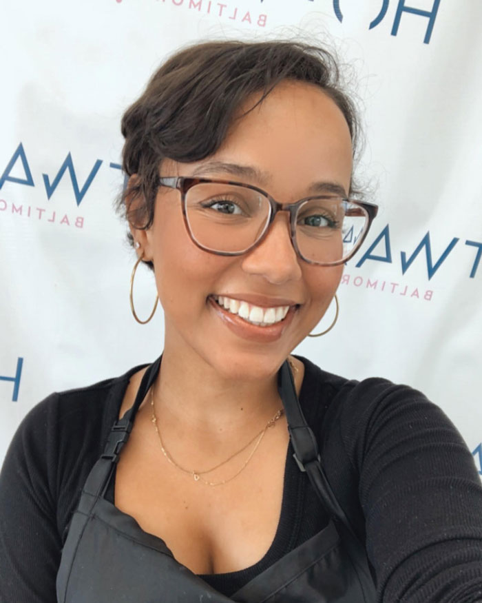 Woman Doesn&rsquo;t Get Why She Has To Tip At The Checkout Of An Online Store