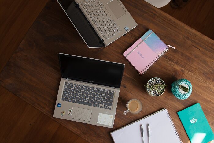 30 Flabbergastingly Stupid Reasons Someone Was Fired, According To Netizens