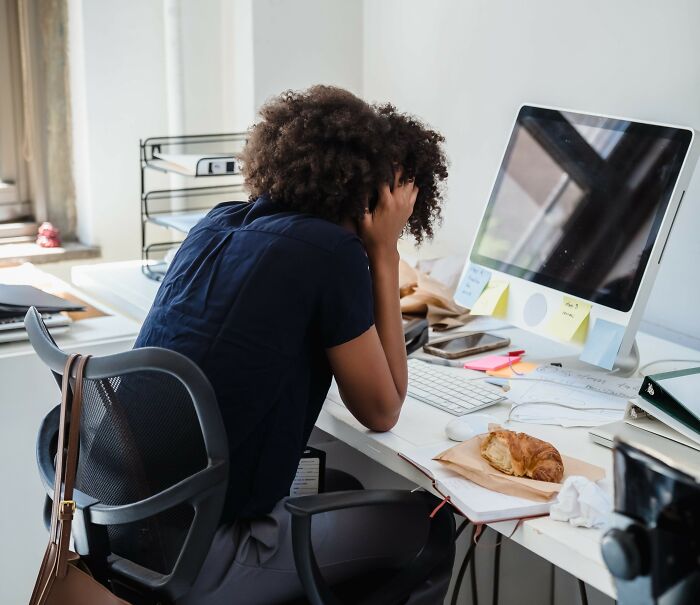 30 Flabbergastingly Stupid Reasons Someone Was Fired, According To Netizens