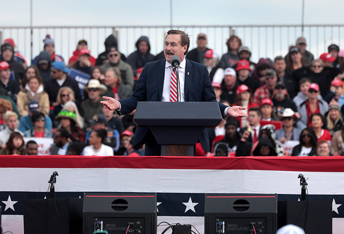 30 Celebs That Seem To Have Completely Lost It, According To People Online