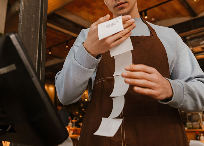 Aunt Racks Up $300 In Food, Is Shocked When She Hears They're Splitting The Bill Aunt Racks Up $300 In Food, Is Shocked When She Hears They're Splitting The Bill