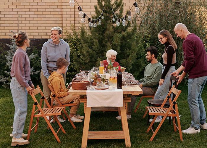 Aunt Racks Up $300 In Food, Is Shocked When She Hears They're Splitting The Bill Aunt Racks Up $300 In Food, Is Shocked When She Hears They're Splitting The Bill