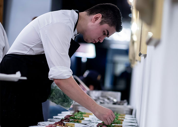 &ldquo;You Can Just Eat It, Then&rdquo;: Karen Eats Moldy Veggies After Refusing To Acknowledge A Worker