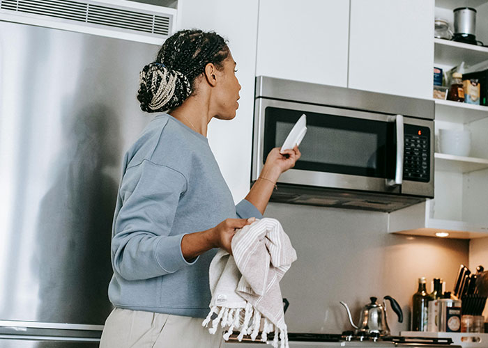 Roommate Complains About Dishes In The Sink, Regrets It When She Does The Same Thing