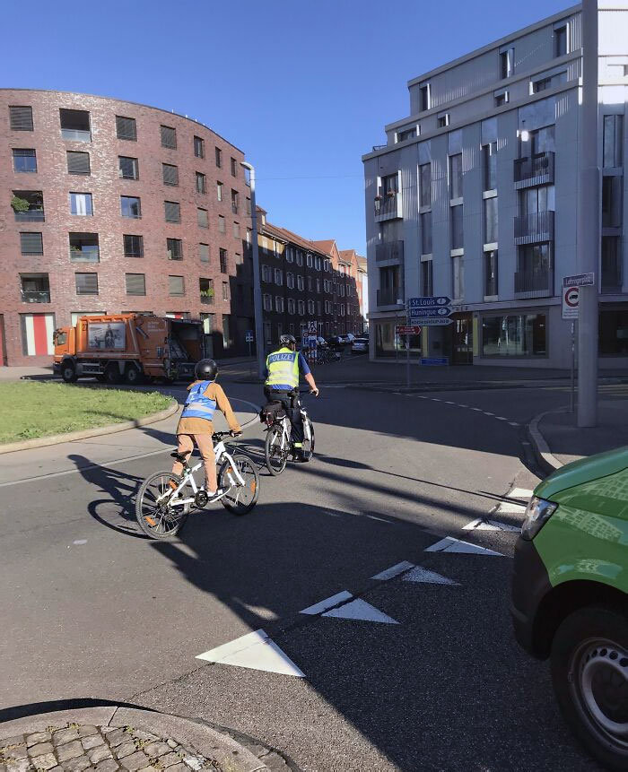 The Police In Switzerland Are Teaching Children How To Cross A Roundabout