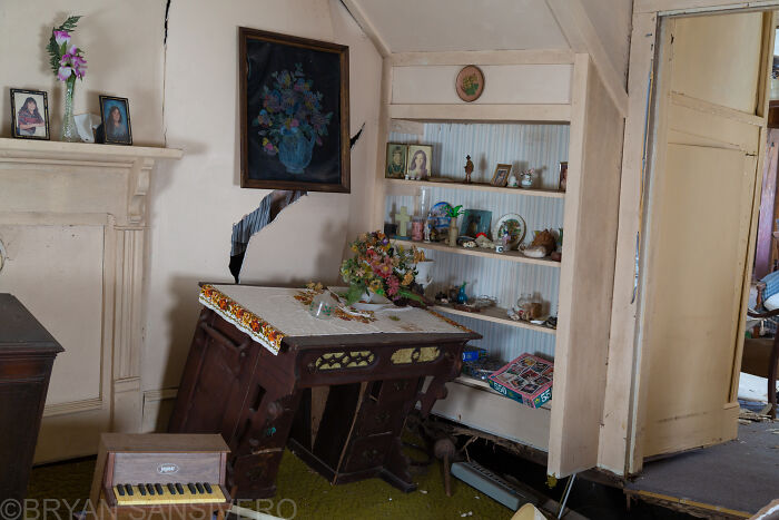 Forgotten Toys: My Photographic Journey Of An Abandoned 1960s House Packed With Childhood Memorabilia Forgotten Toys: My Photographic Journey Of An Abandoned 1960s House Packed With Childhood Memorabilia