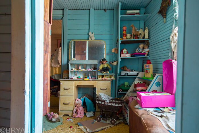 Forgotten Toys: My Photographic Journey Of An Abandoned 1960s House Packed With Childhood Memorabilia Forgotten Toys: My Photographic Journey Of An Abandoned 1960s House Packed With Childhood Memorabilia