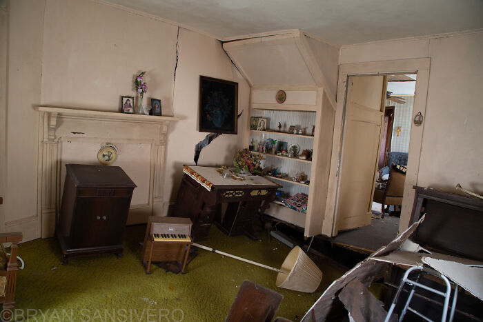 Forgotten Toys: My Photographic Journey Of An Abandoned 1960s House Packed With Childhood Memorabilia Forgotten Toys: My Photographic Journey Of An Abandoned 1960s House Packed With Childhood Memorabilia