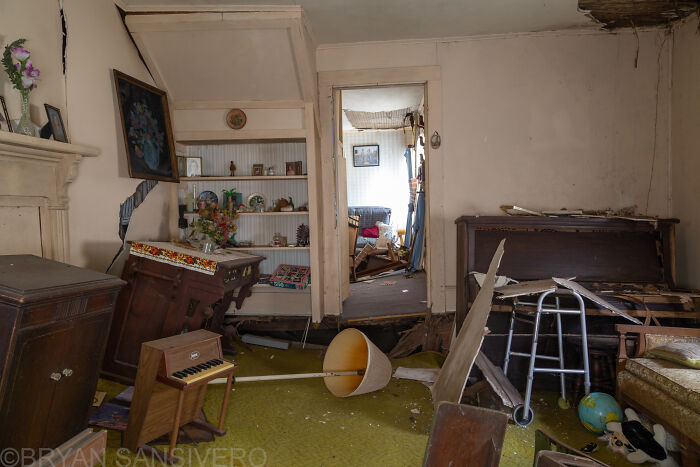 Forgotten Toys: My Photographic Journey Of An Abandoned 1960s House Packed With Childhood Memorabilia Forgotten Toys: My Photographic Journey Of An Abandoned 1960s House Packed With Childhood Memorabilia