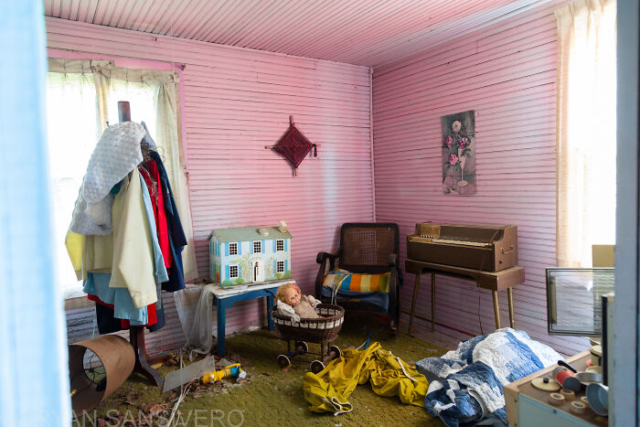 Forgotten Toys: My Photographic Journey Of An Abandoned 1960s House Packed With Childhood Memorabilia Forgotten Toys: My Photographic Journey Of An Abandoned 1960s House Packed With Childhood Memorabilia