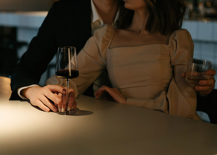 “The Wedding Was Called Off”: Guy Gets Punched In The Face After A Friend Confesses Her Love “The Wedding Was Called Off”: Guy Gets Punched In The Face After A Friend Confesses Her Love