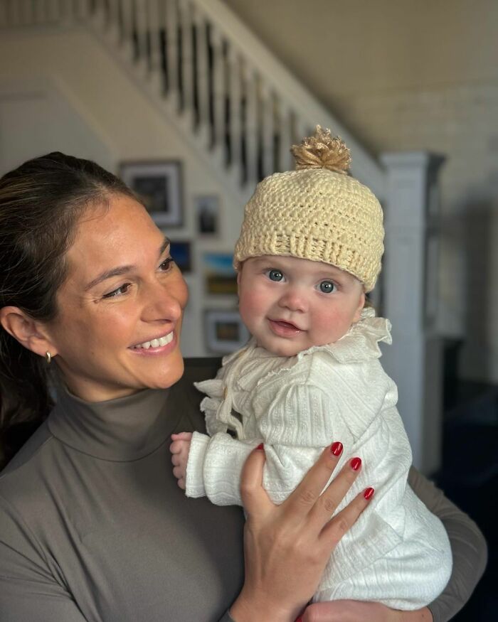 Stranger Makes Baby A Beanie On Flight, Kind Gesture Touches Millions, Including Michelle Obama Stranger Makes Baby A Beanie On Flight, Kind Gesture Touches Millions, Including Michelle Obama
