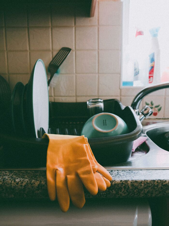 “Get In The Bin, You Absolute Child”: 30 Of The Worst Excuses Women Got From Men Over Chores