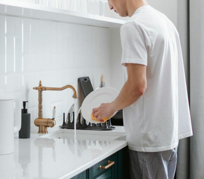 “Get In The Bin, You Absolute Child”: 30 Of The Worst Excuses Women Got From Men Over Chores