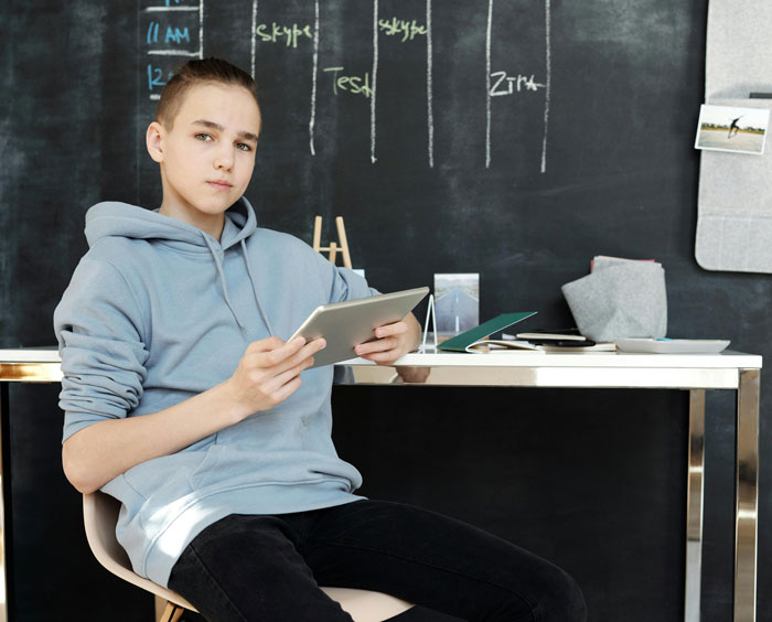 Teen’s Mom Chooses His Bully As Her TA, Boy Cuts Off Mother Completely And Decides To Move Out At 18 - 4