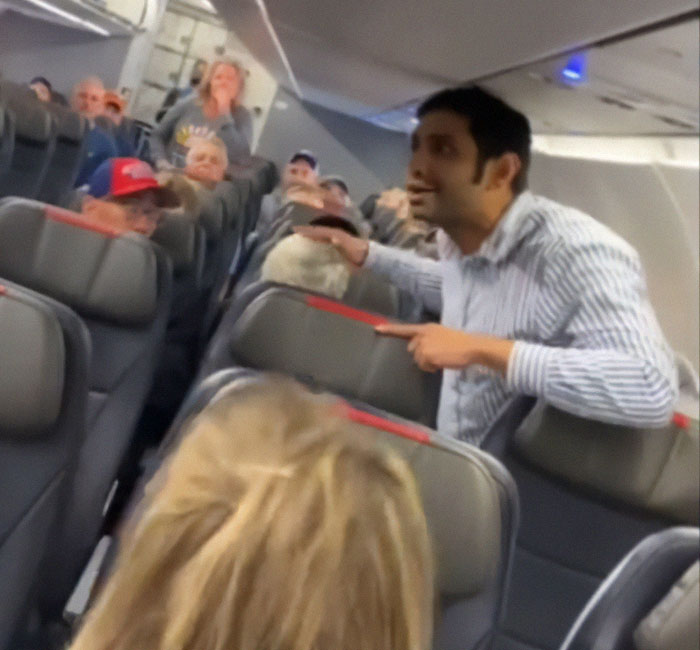 “Wanna Be A Tough Guy”: American Airlines Passengers Stop Aggressive Man Delaying Flight “Wanna Be A Tough Guy”: American Airlines Passengers Stop Aggressive Man Delaying Flight