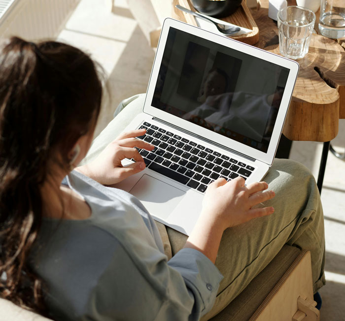 &ldquo;Oh My God, Are You Freaking Crying?&rdquo;: Table Goes Silent After Man Splashes Wife With Coffee