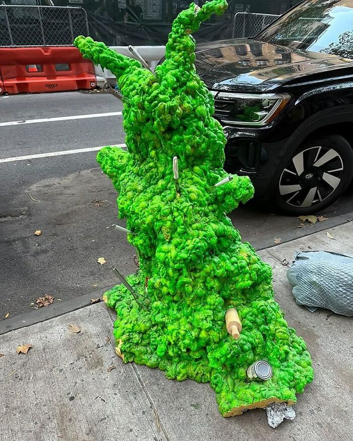 I’m Equal Parts Confused And Intrigued… What Is This?! 10th Between 6/5th Avenue 